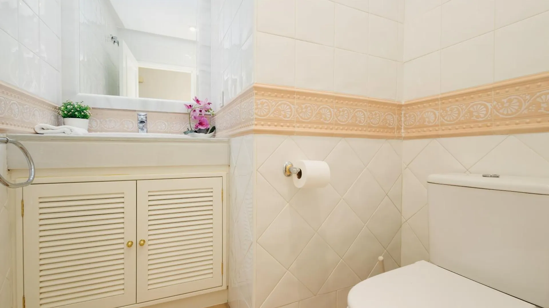 2 Bedroom Apartment Next To The Beach In Elviria, Marbella