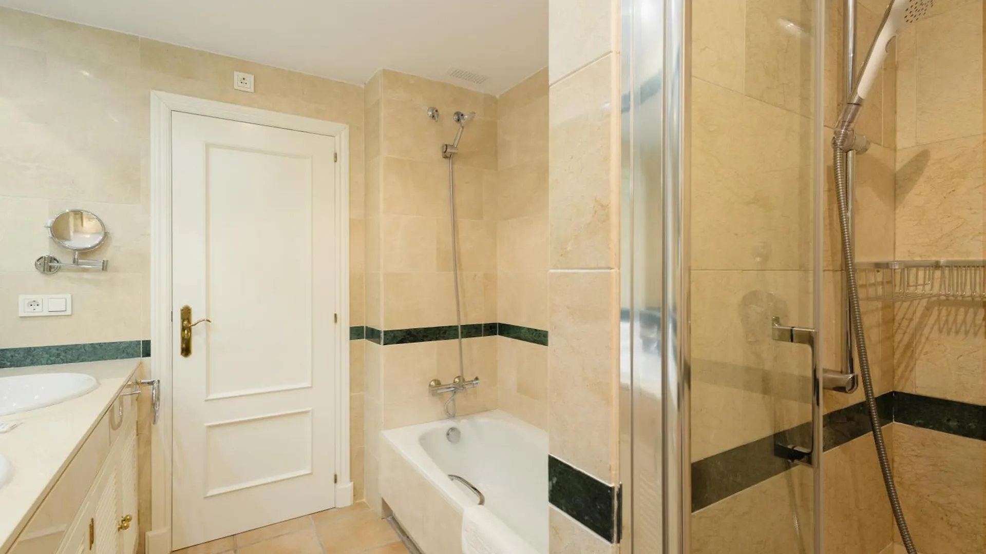 2 Bedroom Apartment Next To The Beach In Elviria, Marbella