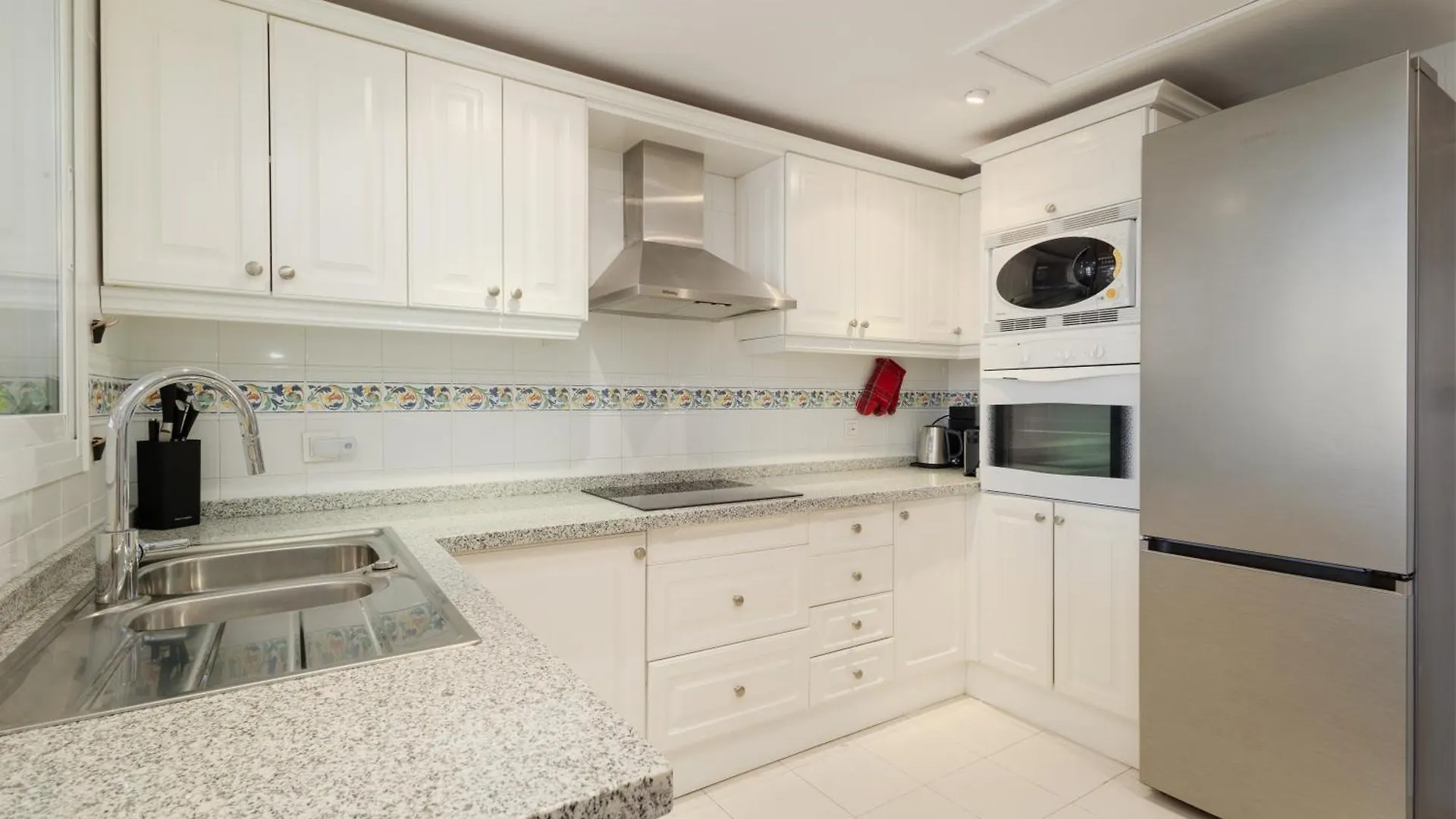 2 Bedroom Apartment Next To The Beach In Elviria, Marbella