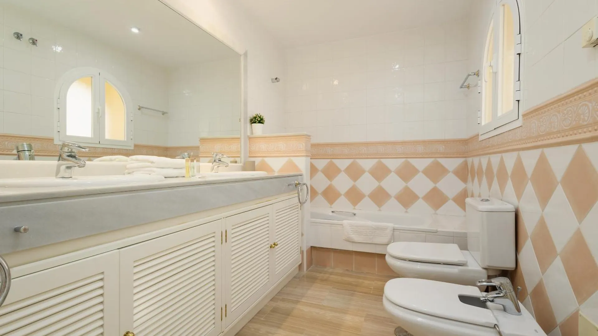 2 Bedroom Apartment Next To The Beach In Elviria, Marbella 0*,