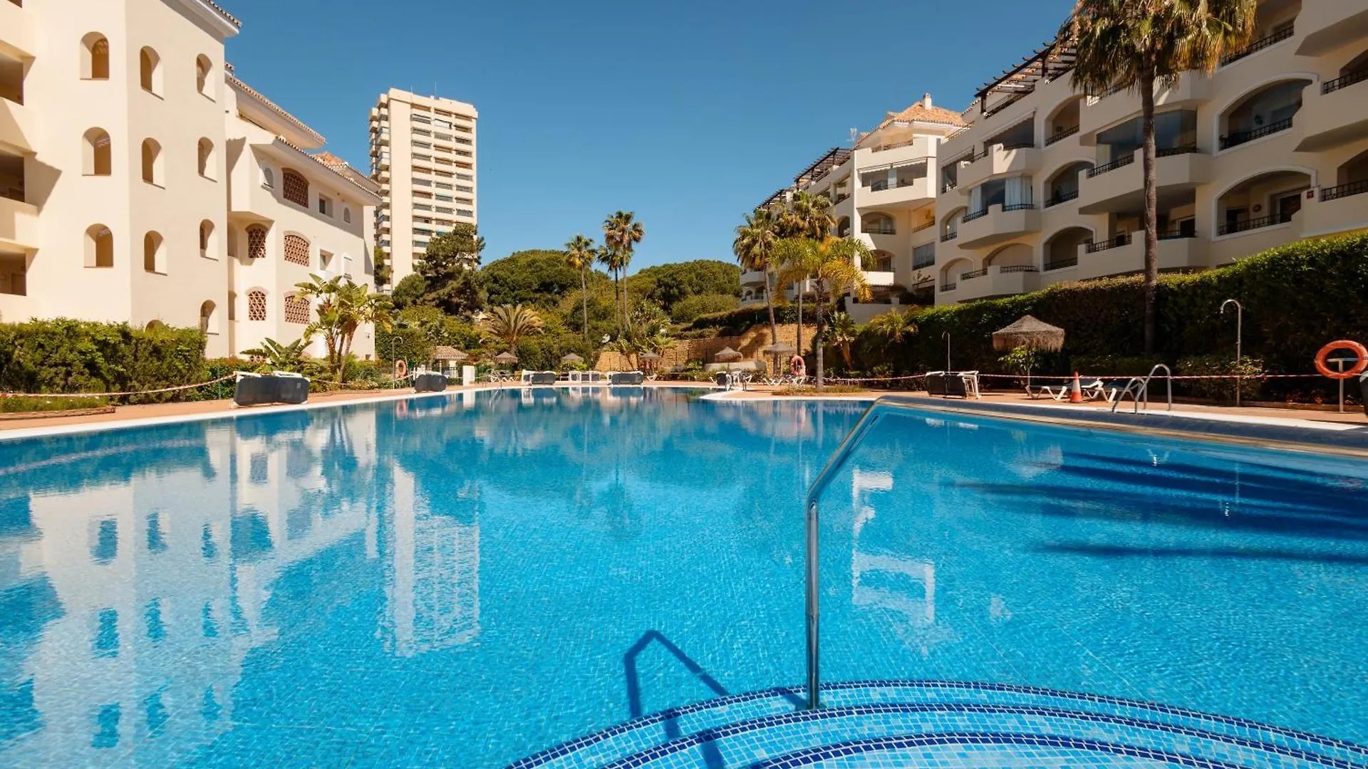 2 Bedroom Apartment Next To The Beach In Elviria, Marbella