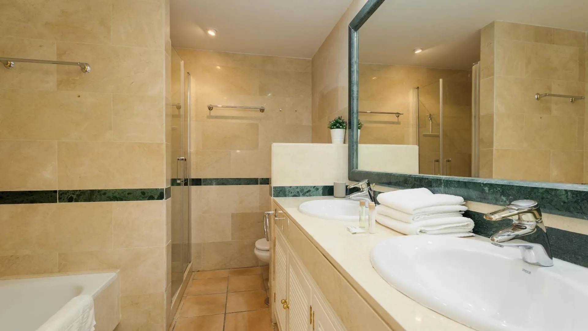 2 Bedroom Apartment Next To The Beach In Elviria, Marbella