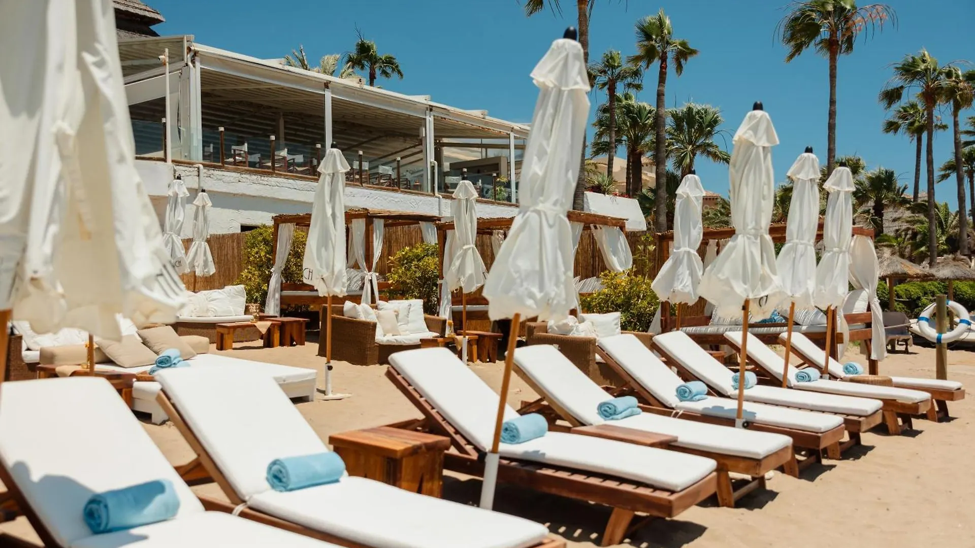 2 Bedroom Apartment Next To The Beach In Elviria, Marbella